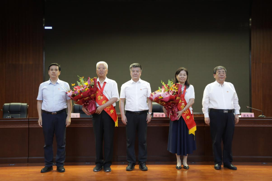 S0eff60f1b0724f479f2068651af2d471-950